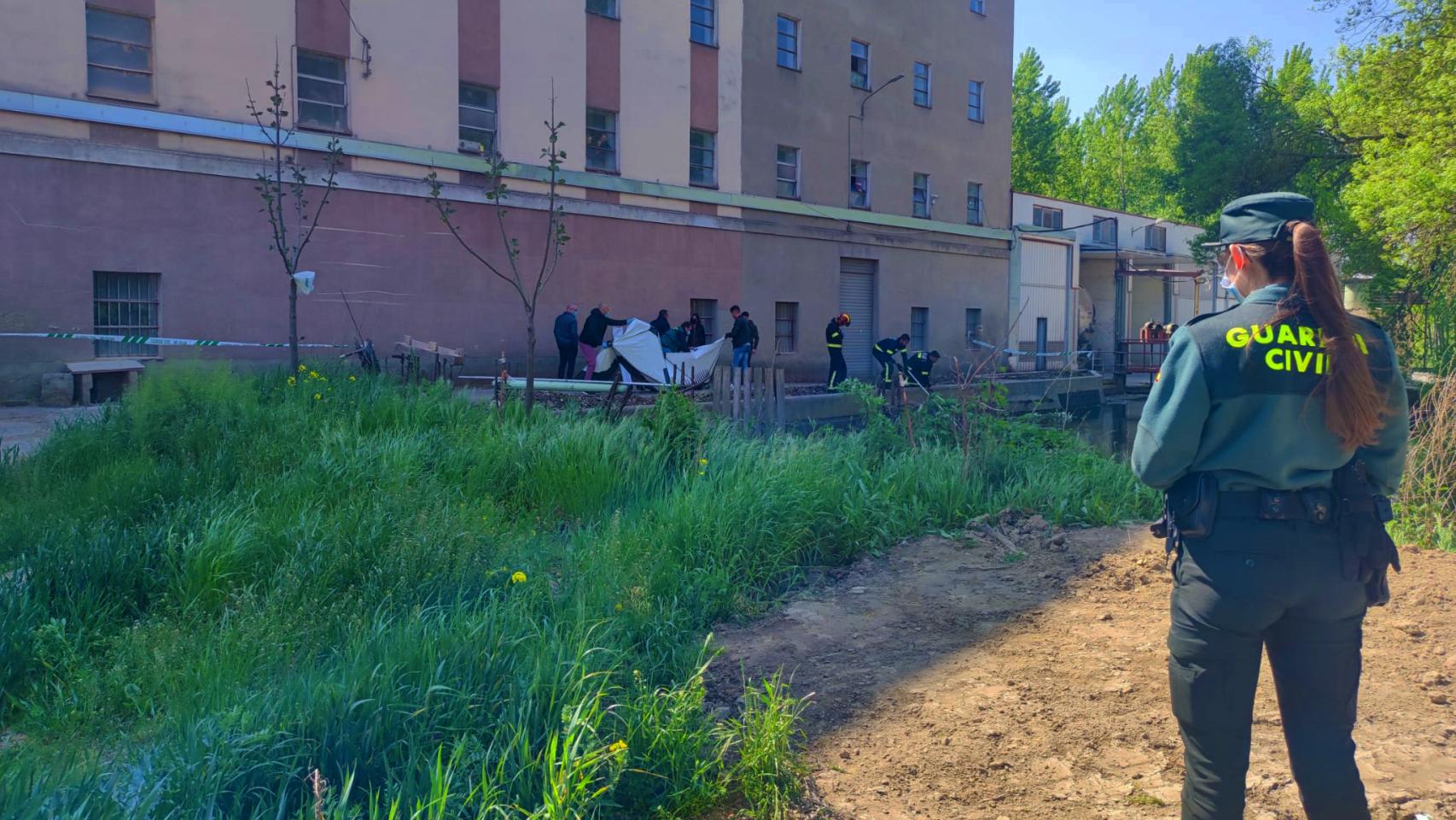 Momento del levantamiento del cadáver en la harinera de Benavente