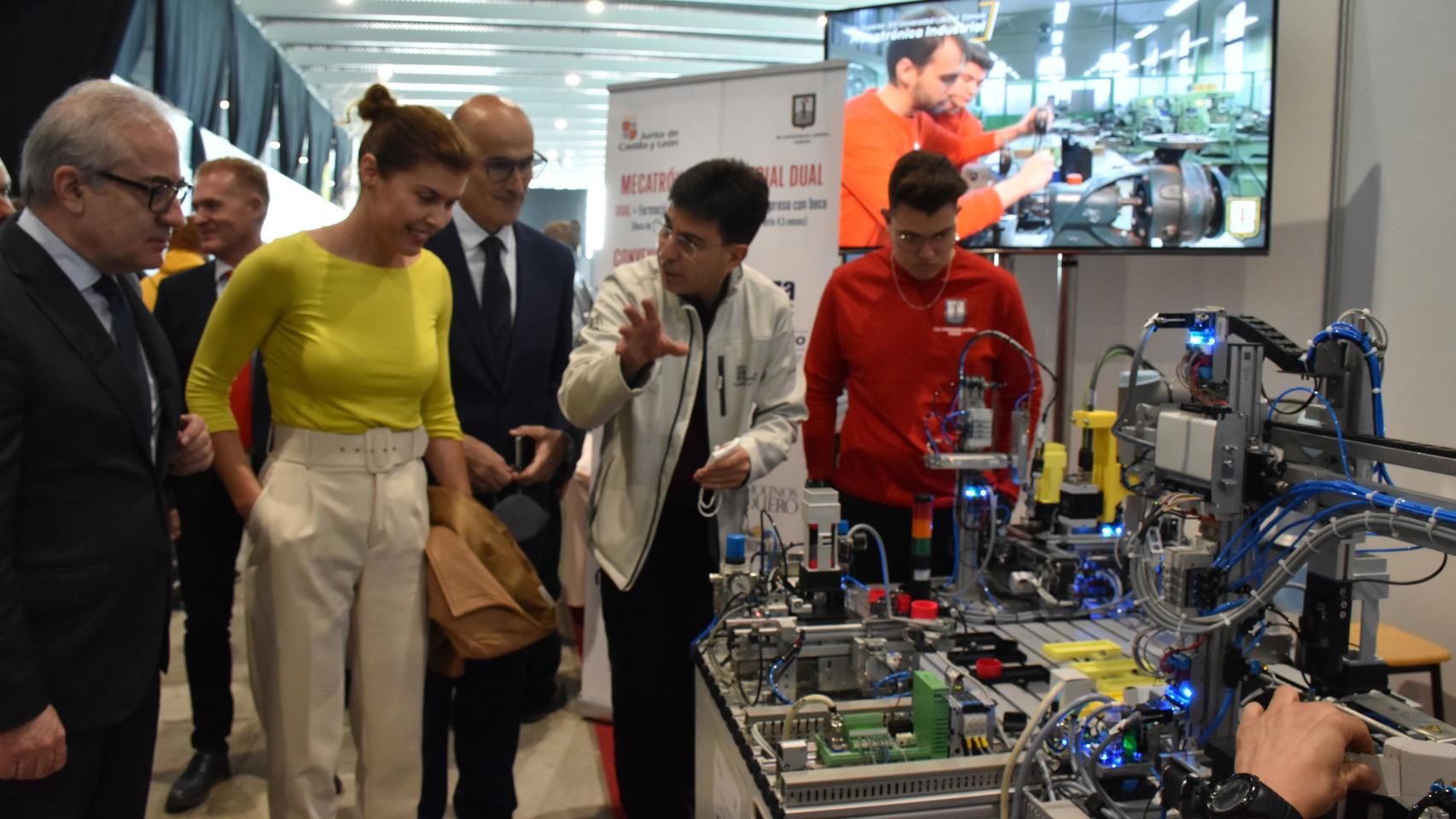 Clara San Damián visita las Jornadas de FP en Zamora