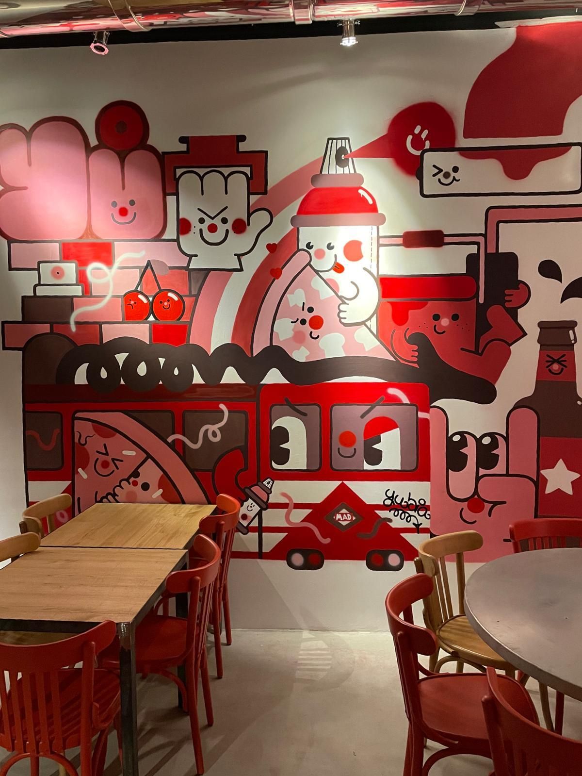 Mural de Yubia en el local de Can Pizza de la calle Serrano