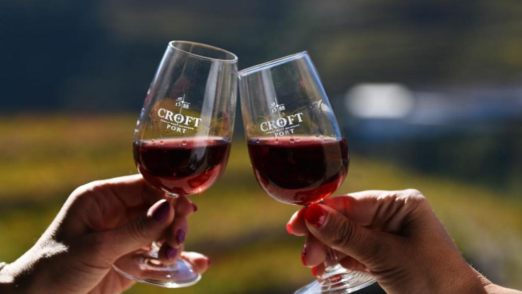 Brindis con vino.
