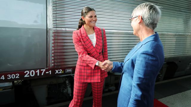Victoria de Suecia en la estación central de Estocolmo.