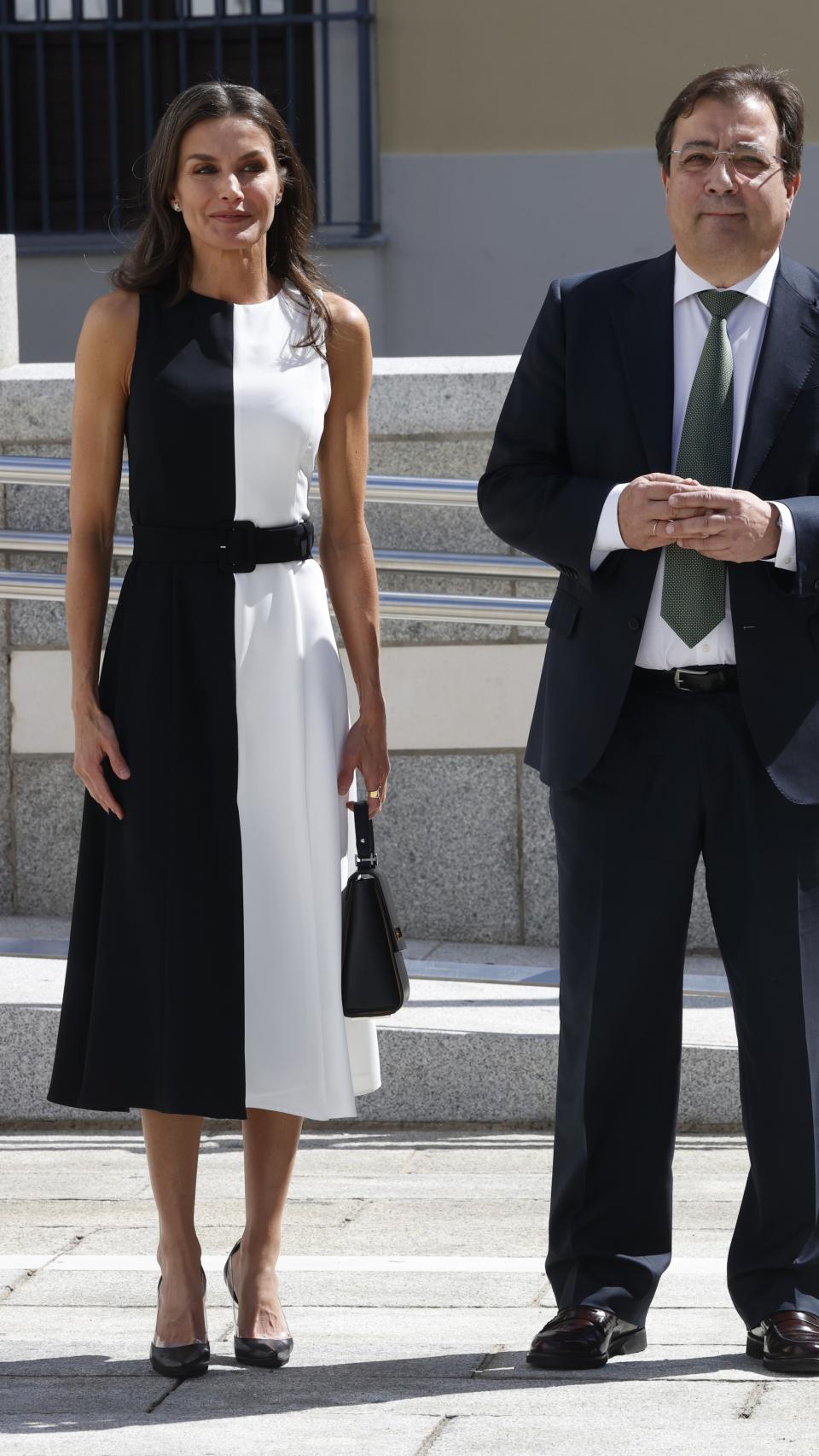 La Reina ha llevado un vestido en blanco y negro de Mango.