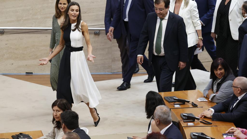 La reina Letizia ha lucido el mismo vestido que una de las personas asistentes al acto que presidía.
