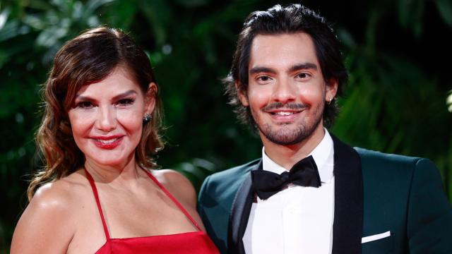 La venezolana Ivonne Reyes junto a su único hijo, Alejandro Reyes, en un evento público en octubre de 2021.