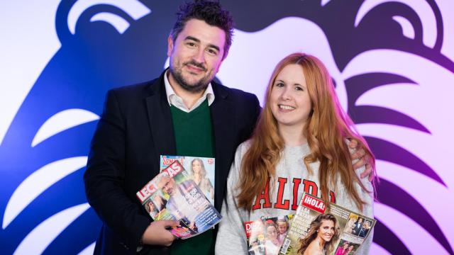 Jesús Carmona y Ane Olabarrieta durante la grabación del kiosco rosa, en vídeo.