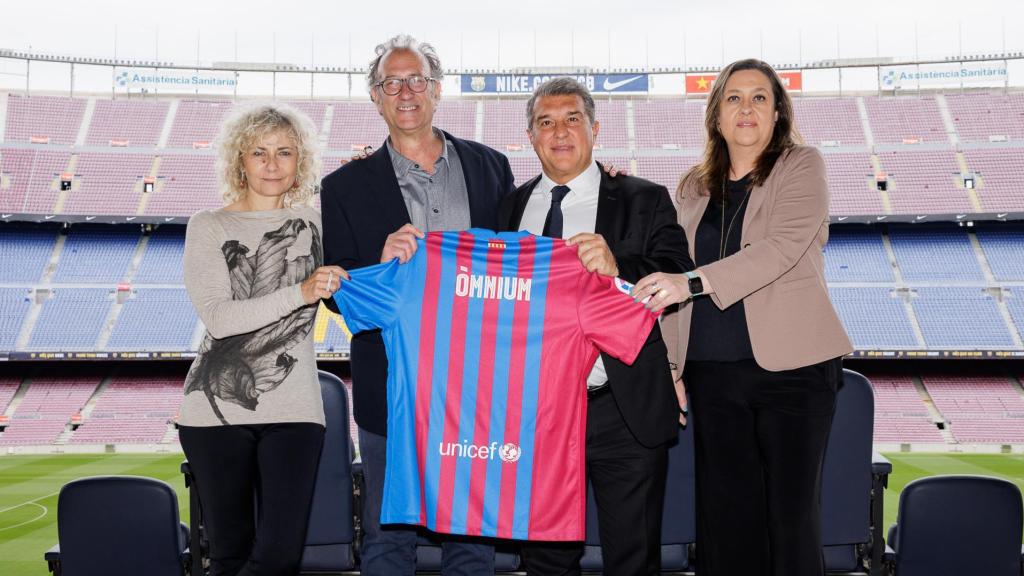 Joan Laporta posa tras el acuerdo con Omnium