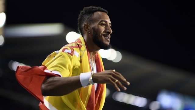Orlando Ortega tras una competición con la bandera de España