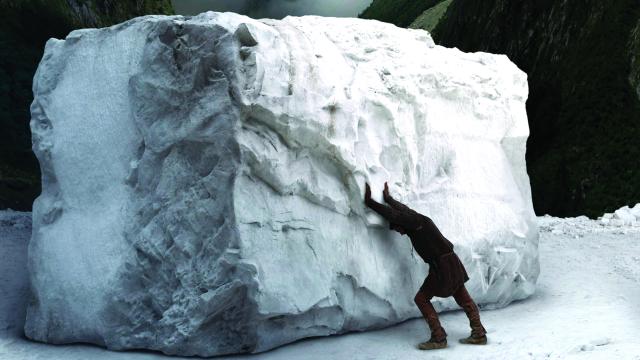 El actor Alberto Testone, que interpreta a Miguel Ángel, junto a un enorme bloque de marmol