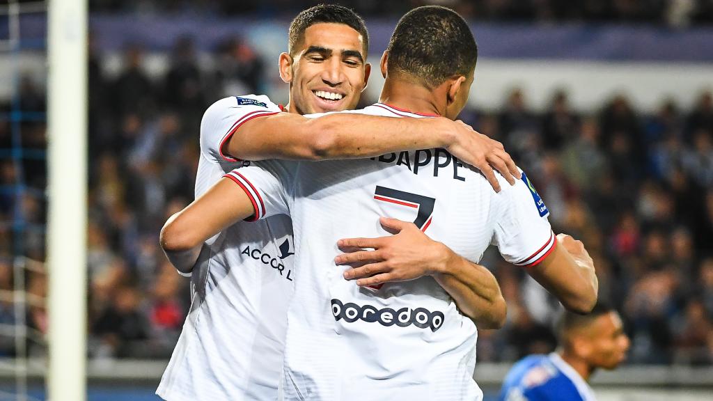 Abrazo entre Kylian Mbappé y Achraf Hakimi