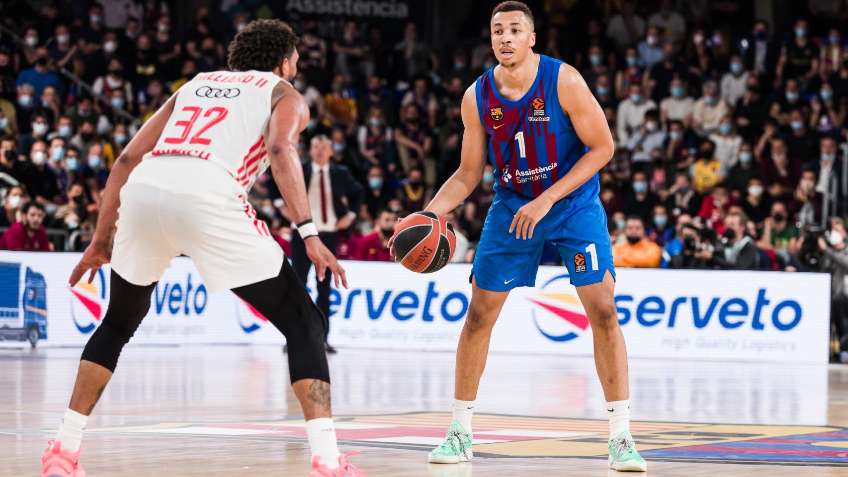Dante Exum iniciando una jugada contra el Bayern de Múnich en un partido de Euroliga
