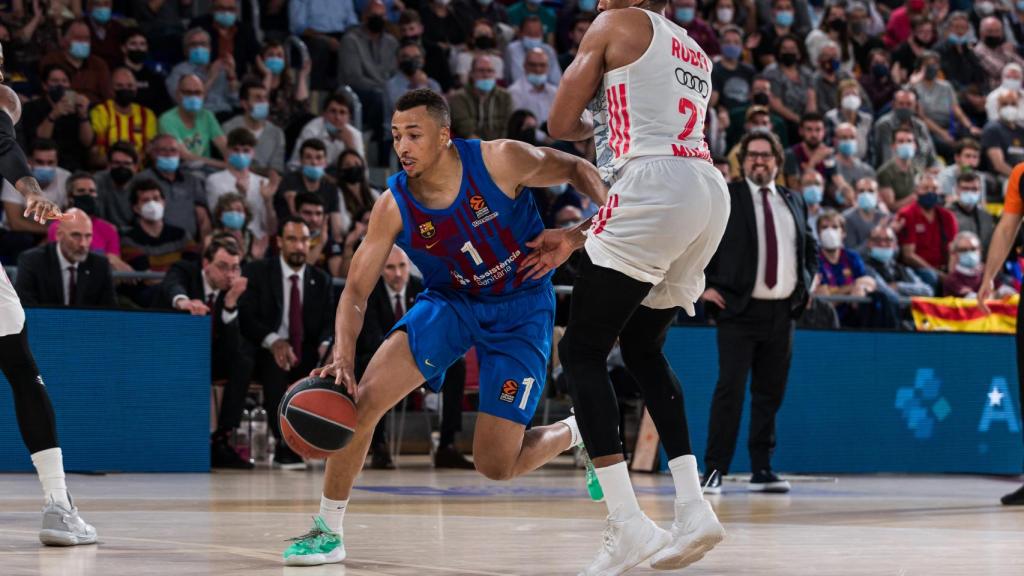 Dante Exum haciendo una entrada a canasta ante el Bayern en la Euroliga