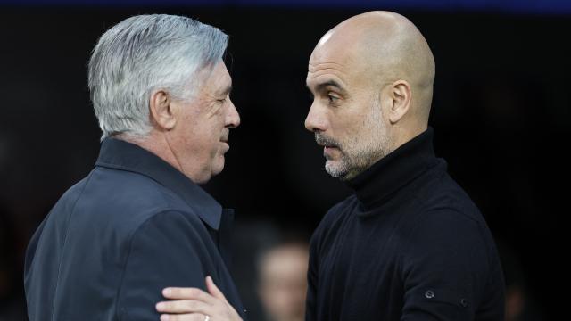 Carlo Ancelotti y Pep Guardiola se saludan antes del Real Madrid - Manchester City