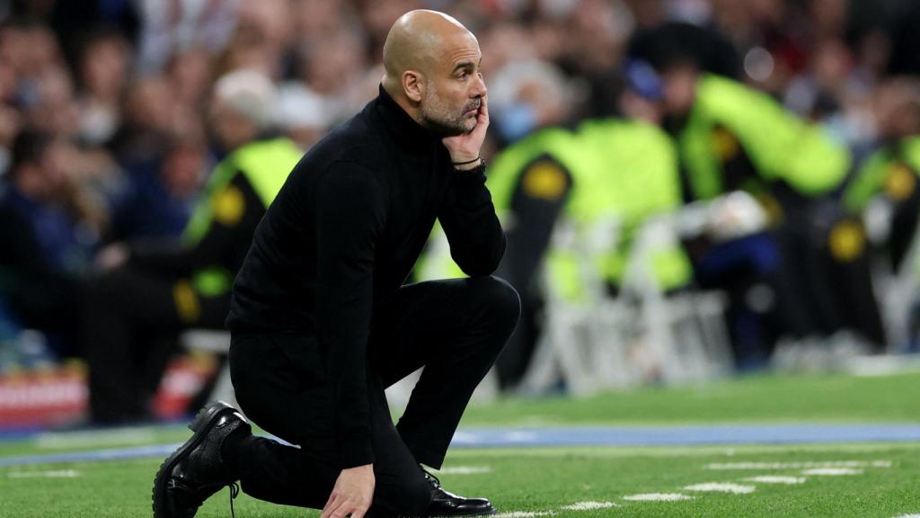 Pep Guardiola siguiendo el Real Madrid - Manchester City desde la banda del Santiago Bernabéu