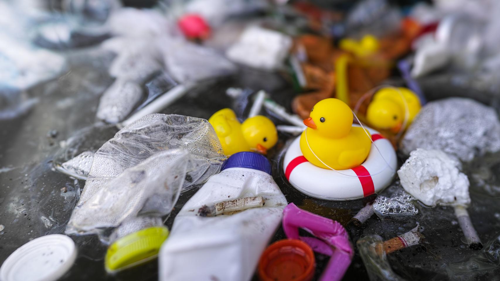 Los PFAS, el ‘veneno’ persistente que está en los productos para niños y al que la UE quiere poner freno