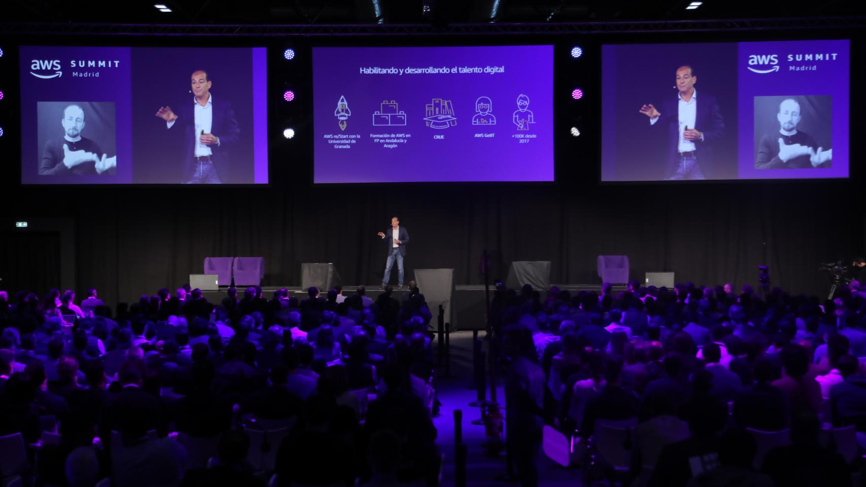 Miguel Álava, director en Iberia de AWS, durante la keynote.
