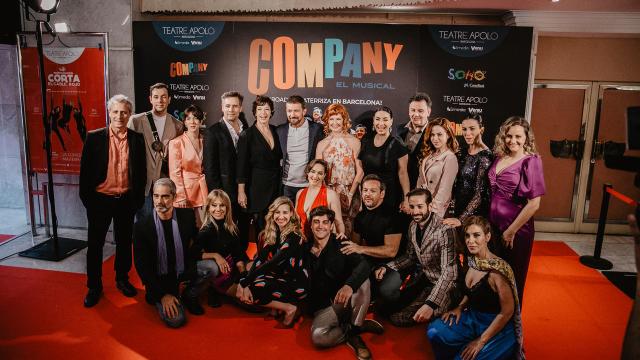 Antonio Banderas posa en el estreno del musical junto a parte del elenco.