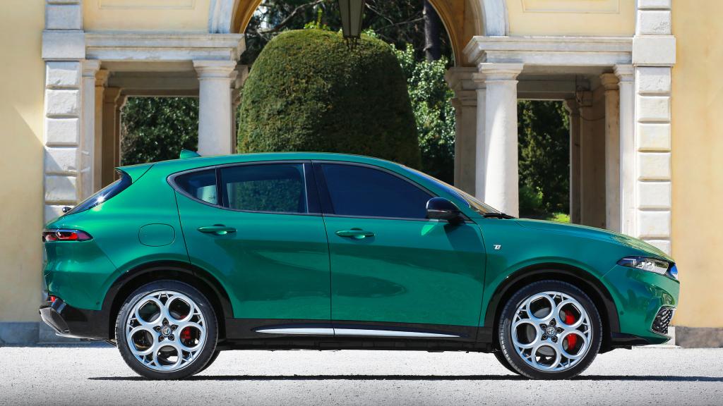 Cuenta con dos motores de 1,5 litros e hibridación ligera de 48 voltios con dos potencias disponibles: 130 y 160CV