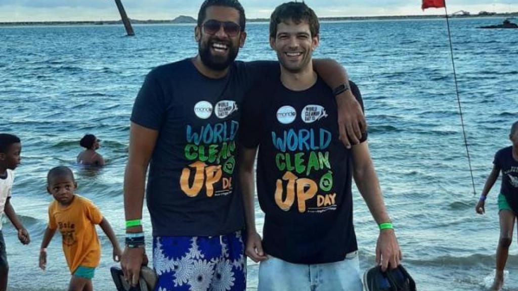 Los fundadores de Mondo For Africa, Juan José González, Tete (d.), y Akshay  Gwalani, con camisetas alusivas a su misión: limpiar la costa africana de plástico.