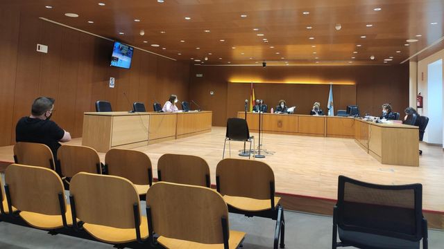 Un acusado de abusos sexuales a una menor en Cee, en el juicio celebrado este miércoles en la sección primera de la Audiencia Provincial de A Coruña.