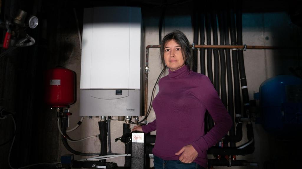 Leyre, en su casa de Boadilla del Monte, junto a la caldera de gas que le trae de cabeza.