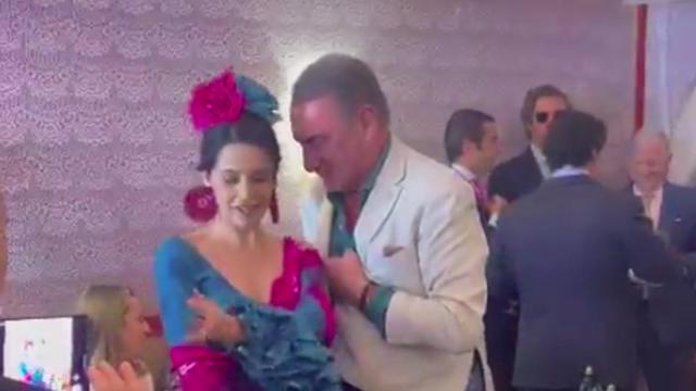 Arrimadas y Herrera durante el baile que han compartido.