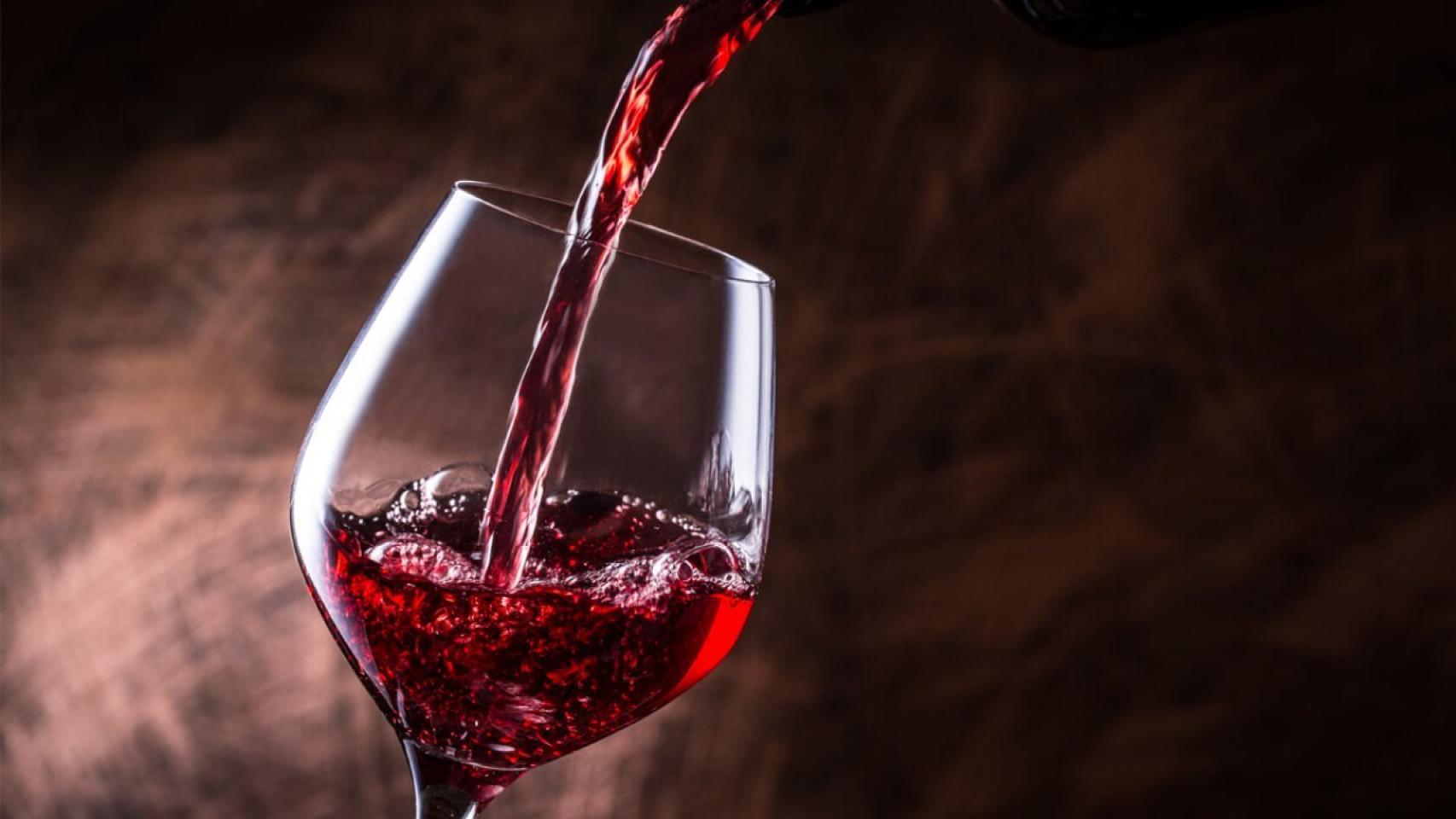 Una copa de vino.