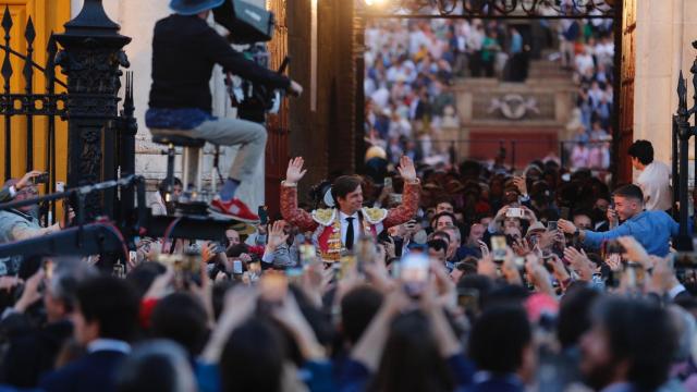 'El Juli' abre la Puerta del Príncipe de Sevilla.