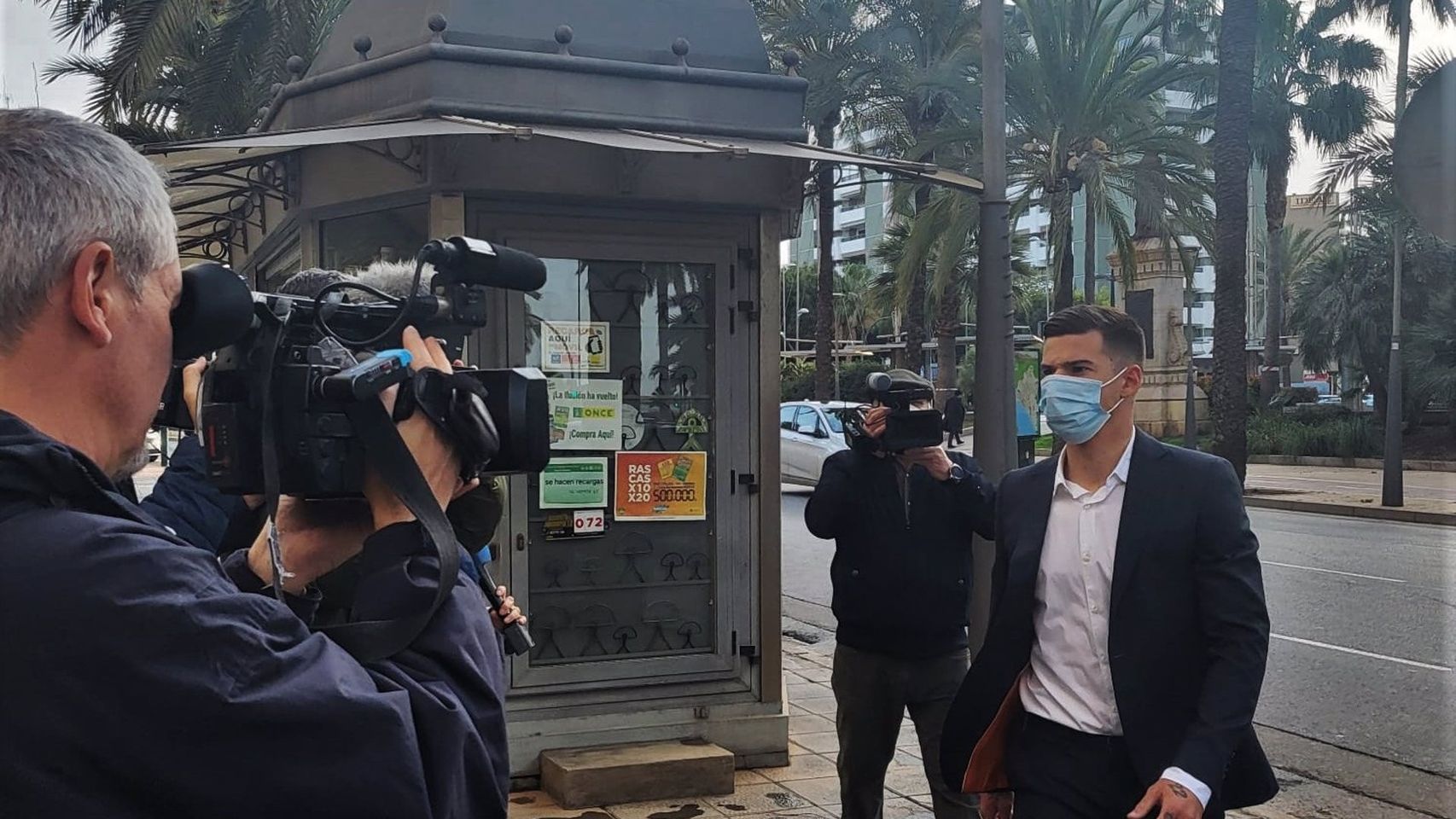 El futbolista Santi Mina accede a la Audiencia Provincial de Almería.