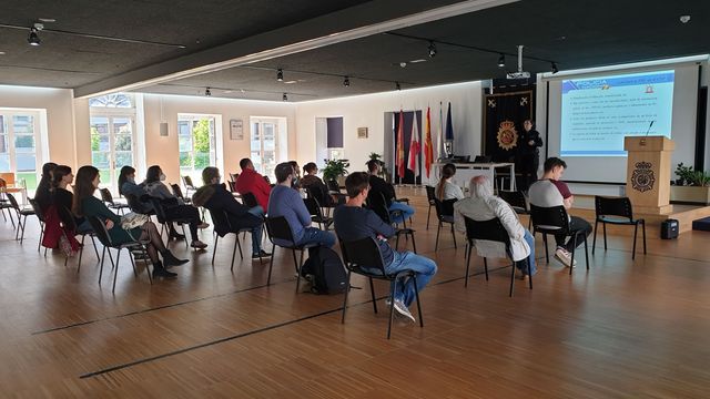 Visita del alumnado del Máster en Prevención de Riesgos Laborales de la UVigo a comisaría.