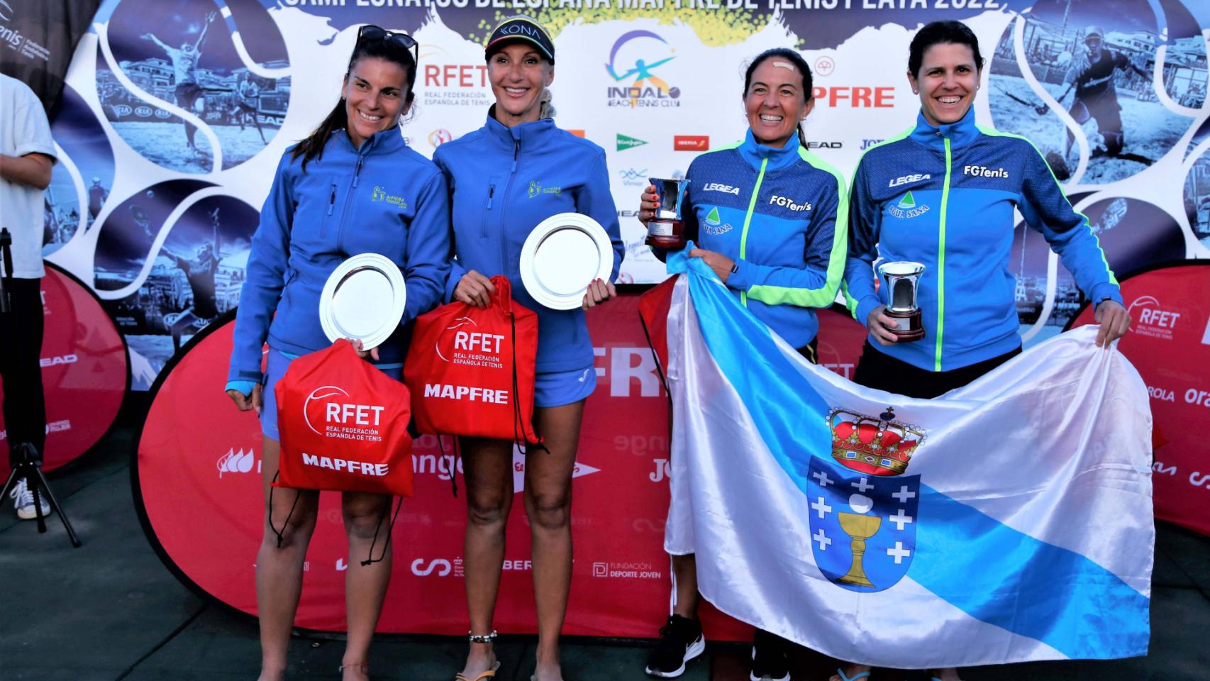 Las viguesas Begoña Montenegro y Olalla Maroto, a la derecha, campeonas de España en Tenis Playa en categoría +40.