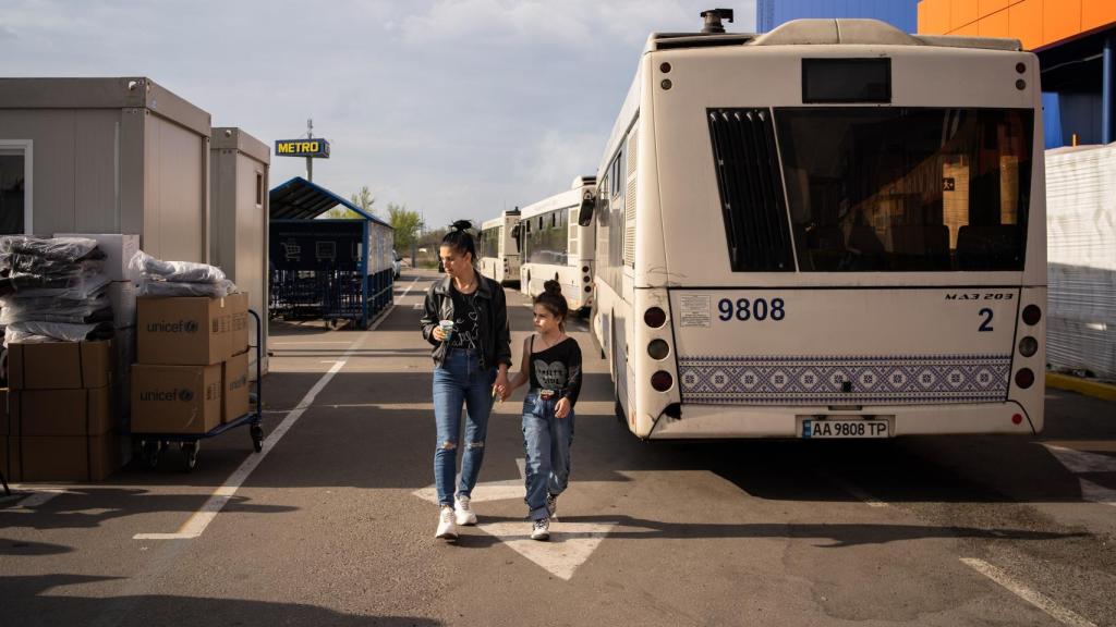 Tras dos meses en los túneles de Azovstal, las familias se sientan a la mesa con comida de la ONG del chef José Andrés y la expectación de la prensa.