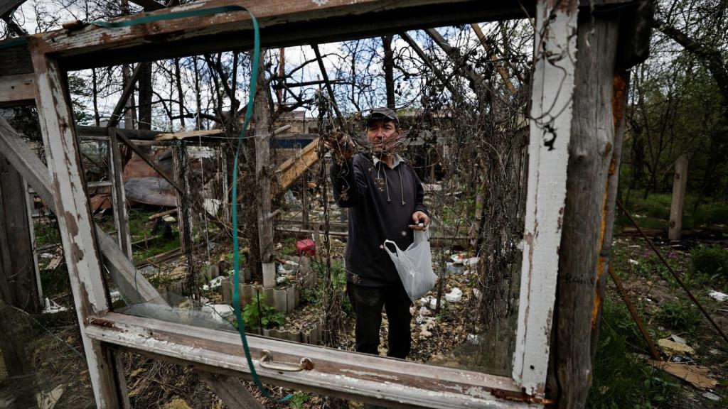 Soldados prorrusos tras la evacuación de civiles de la planta de Azovstal