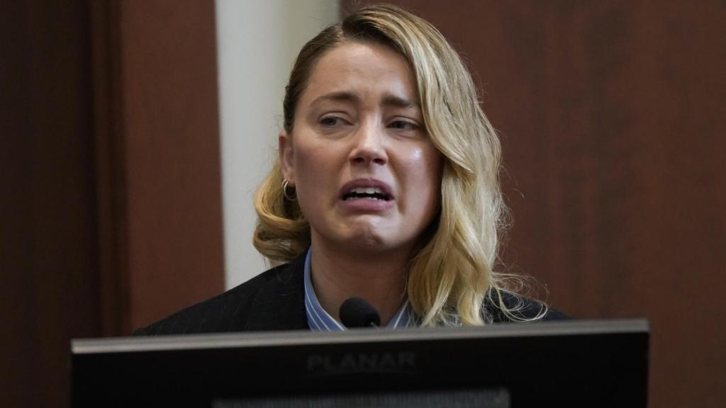 La actriz ha roto a llorar en varias ocasiones durante el relato de su vida al lado de Johnny Depp.