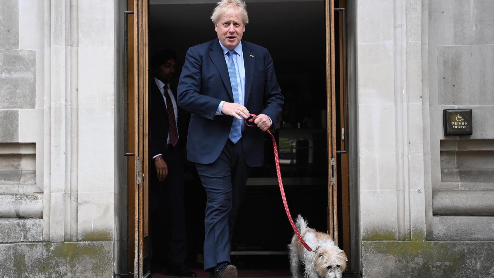El primer ministro de Reino Unido, Boris Jonhson, este jueves al salir del colegio electoral en Londres. Efe