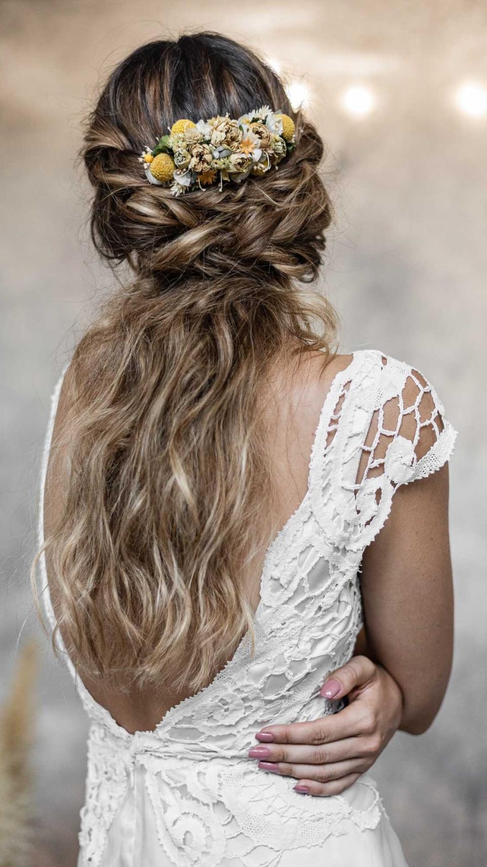 Aporta personalidad a tu melena con un detalle floral en tus eventos.