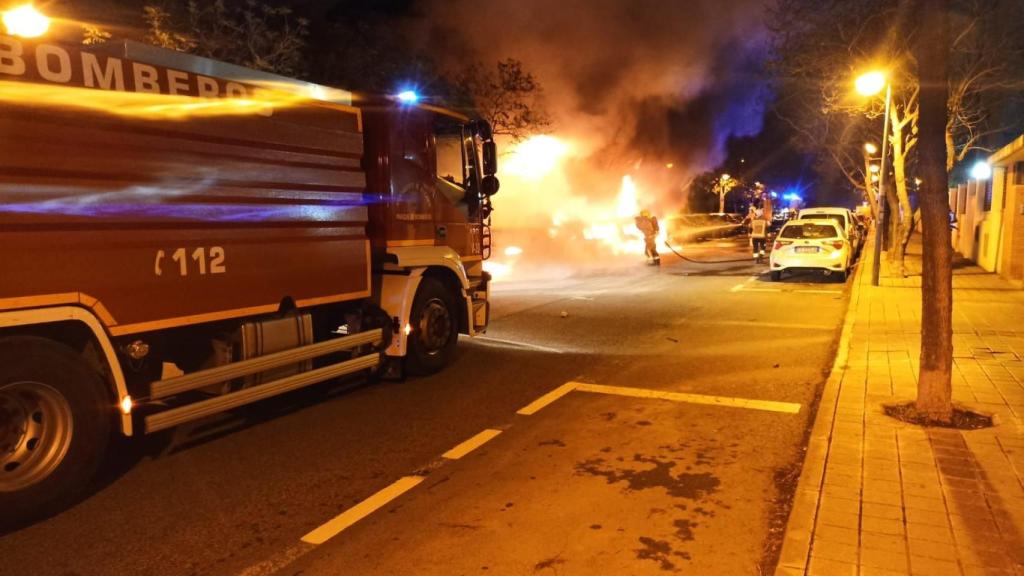 Los bomberos en el incendio que calcinó cuatro coches en Alicante.