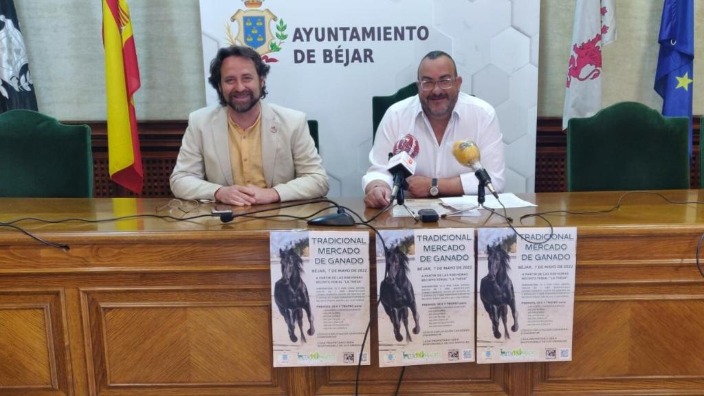 El alcalde de Béjar, Antonio Cámara, y el concejal de Medioambiente, José Ángel Castellano,  han presentado el tradicional Mercado de Ganado