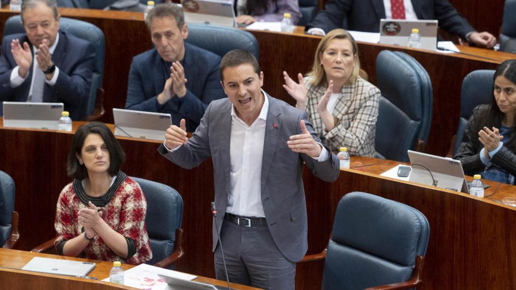El secretario general del PSOE-M, Juan Lobato, interviene durante la sesión plenaria de este jueves.