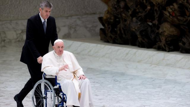 El papa Francisco este jueves en silla de ruedas en El Vaticano.