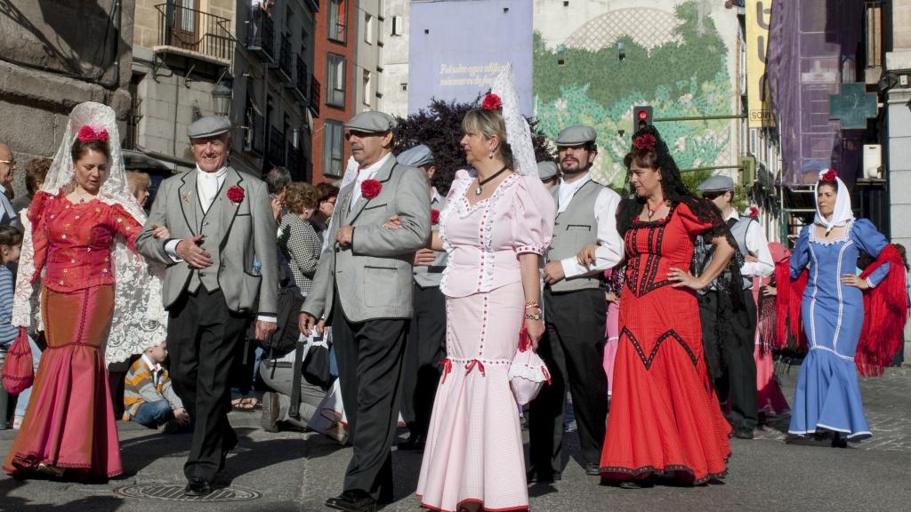 Chulapos y chulapas celebrando San Isidro.