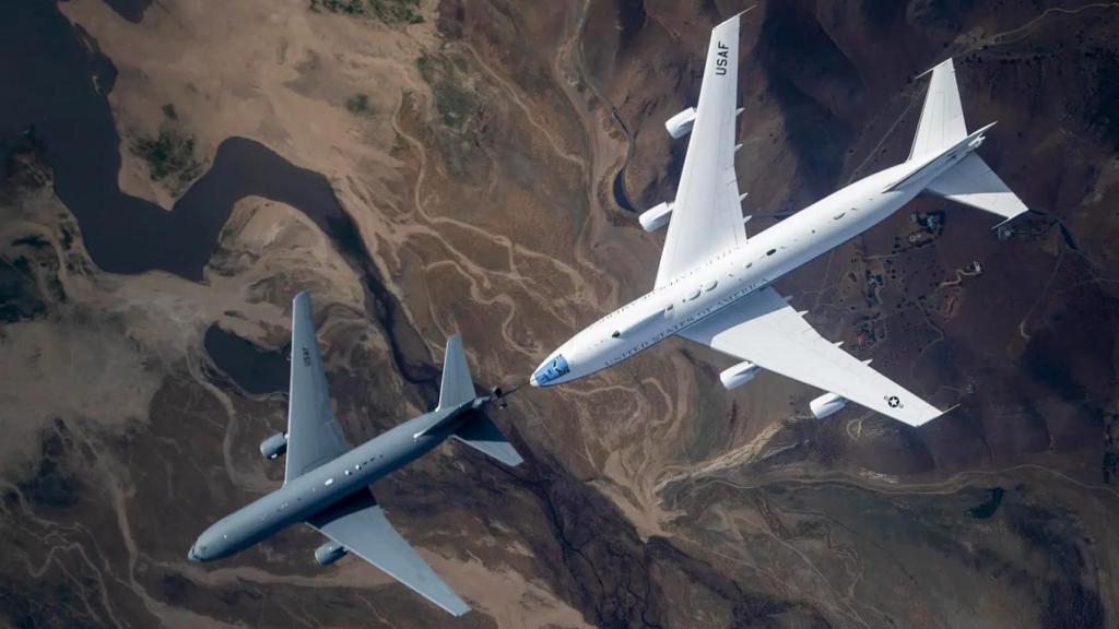 Avión del Juicio final repostando combustible en pleno vuelo