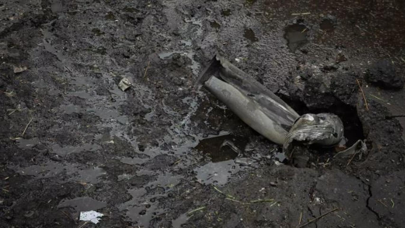Soldados prorrusos tras la evacuación de civiles de la planta de Azovstal