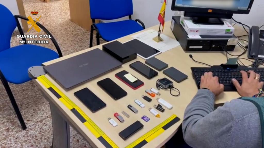 El material intervenido por la Guardia Civil a los detenidos.