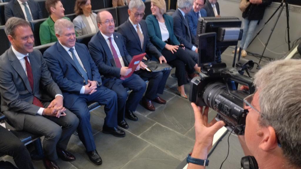 El consejero de Presidencia, Marcos Ortuño, el delegado del Gobierno, José Vélez, el ministro de Cultura, Miquel Iceta, el adjunto a la directora general de la Unesco, Xing Qu, y la alcaldesa de Cartagena, Noelia Arroyo, este jueves, en el Arqua.