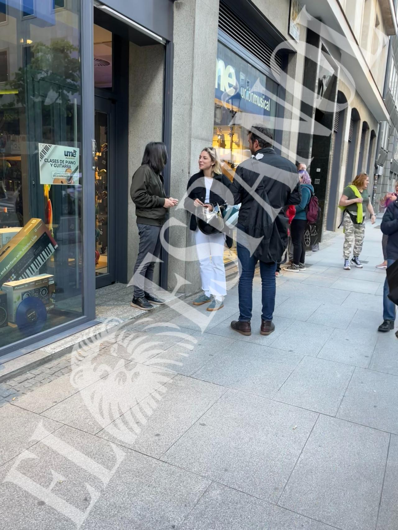 La pareja a las puertas del establecimiento que visitaron en el centro de Madrid.
