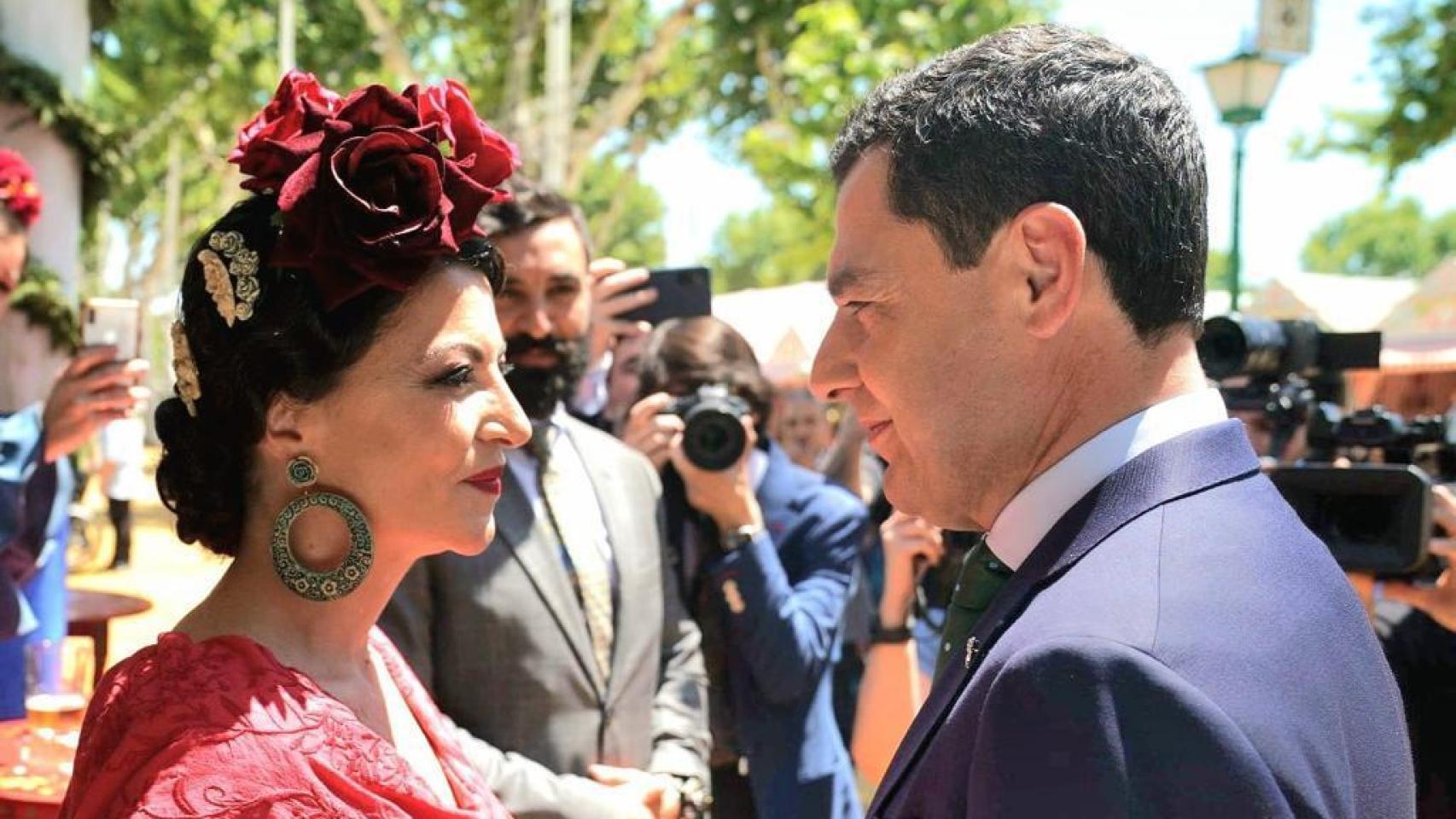 Juanma Moreno y Olona se saludan en la Feria de Sevilla.