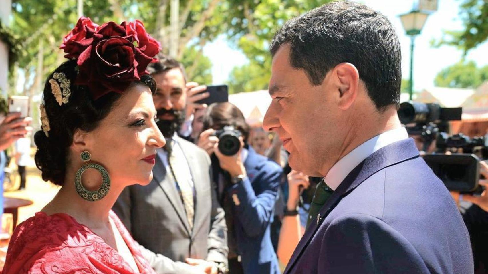 Juanma Moreno y Macarena Olona se saludan en la Feria de Sevilla.
