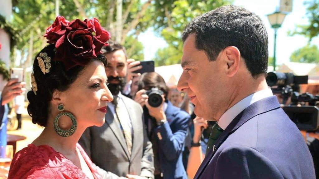 Juanma Moreno y Olona se saludan en la Feria de Sevilla.