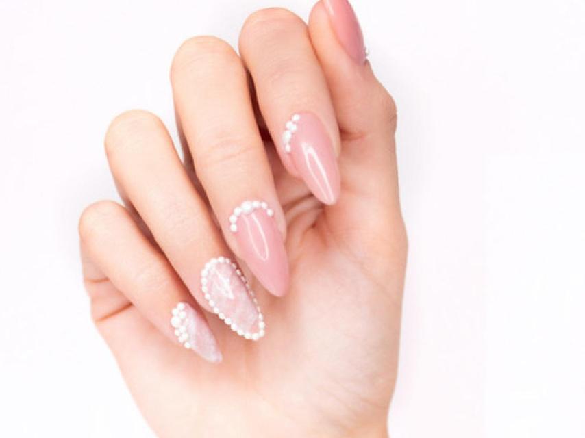 El estilo minimalista y dulce es la tendencia en las uñas.