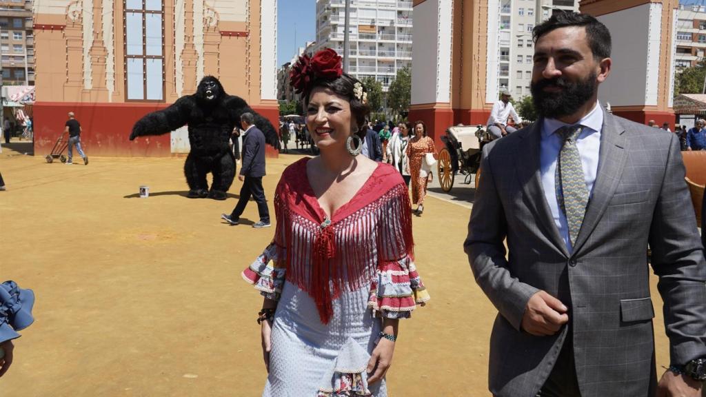 La candidata de Vox por Andalucía, Macarena Olona, visita la feria de Sevilla.